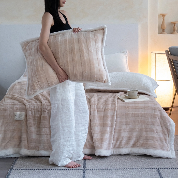 91家纺网 家纺一手货源 找家纺 宜派家纺 2025新款A类云朵绒玉兔绒单毛毯 卡其棕