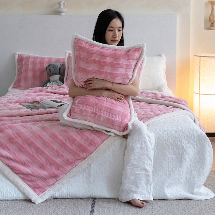 91家纺网 家纺一手货源 找家纺 宜派家纺 2025新款A类云朵绒玉兔绒单毛毯 樱桃红