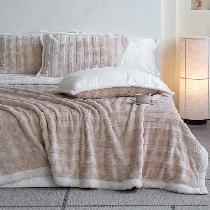 91家纺网 家纺一手货源 找家纺 宜派家纺 2025新款A类云朵绒玉兔绒单毛毯 卡其棕