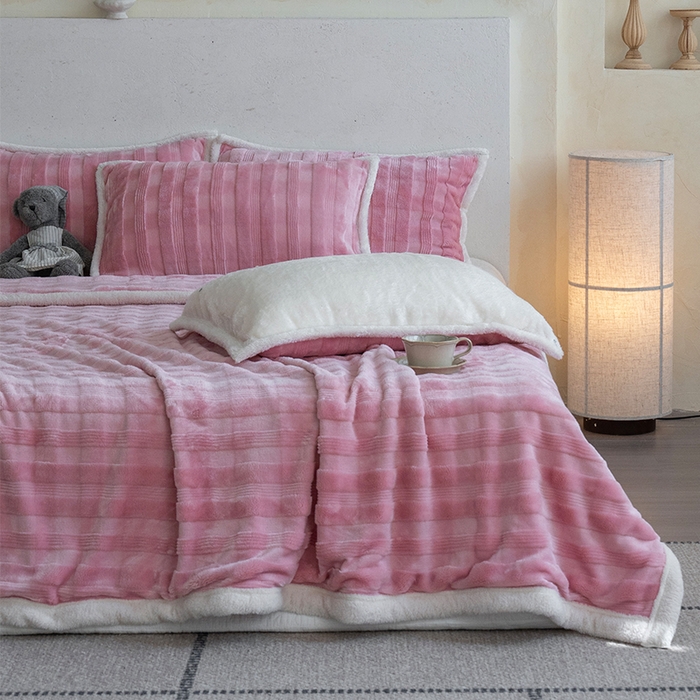 91家纺网 家纺一手货源 找家纺 宜派家纺 2025新款A类云朵绒玉兔绒单毛毯 樱桃红