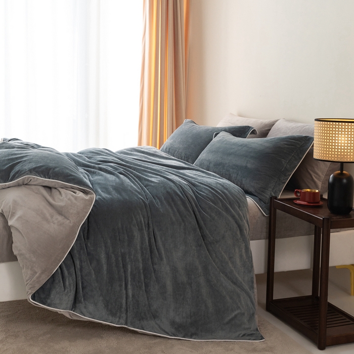 91家纺网 家纺一手货源 找家纺 ONE TWO ONE 121 新品【婴儿绒四件套】2025毛毯被子四件套单件被套单件枕套珊瑚绒牛奶绒冬被法兰绒兔毛绒The one 神秘灰-浅灰