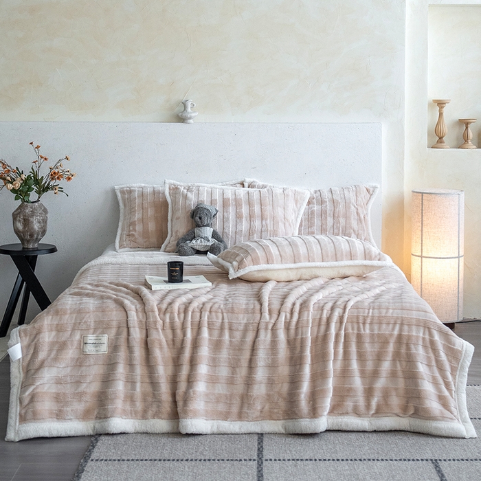 91家纺网 家纺一手货源 找家纺 宜派家纺 2025新款A类云朵绒玉兔绒单毛毯 卡其棕