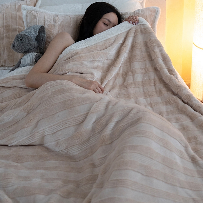 91家纺网 家纺一手货源 找家纺 宜派家纺 2025新款A类云朵绒玉兔绒单毛毯 卡其棕