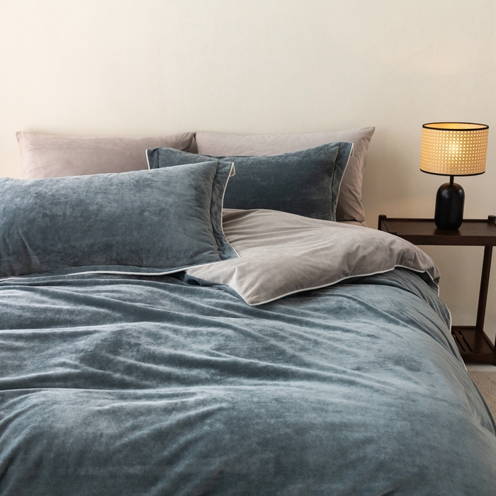 91家纺网 家纺一手货源 找家纺 ONE TWO ONE 121 新品【婴儿绒四件套】2025毛毯被子四件套单件被套单件枕套珊瑚绒牛奶绒冬被法兰绒兔毛绒The one 神秘灰-浅灰