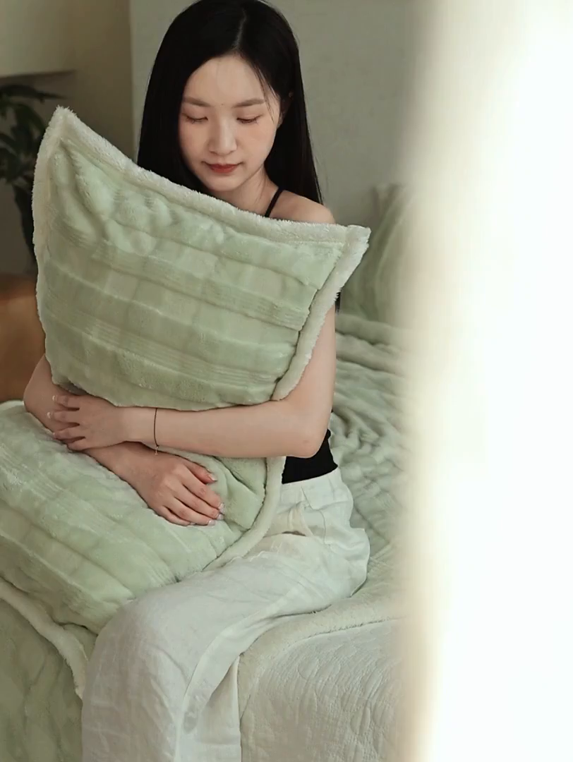 91家纺网 家纺一手货源 找家纺 宜派家纺 2025新款A类云朵绒玉兔绒单毛毯 田园绿