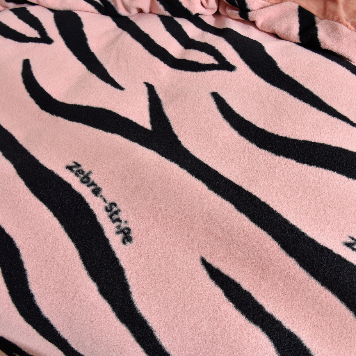 91家纺网 家纺一手货源 找家纺 同田家纺 2025新款A类羊羊绒牛奶绒印花四件套 条纹-粉