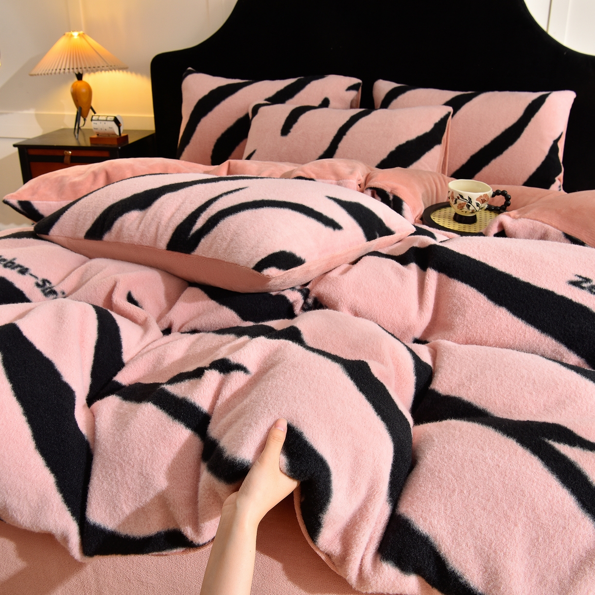 91家纺网 家纺一手货源 找家纺 同田家纺 2025新款A类羊羊绒牛奶绒印花四件套 条纹-粉