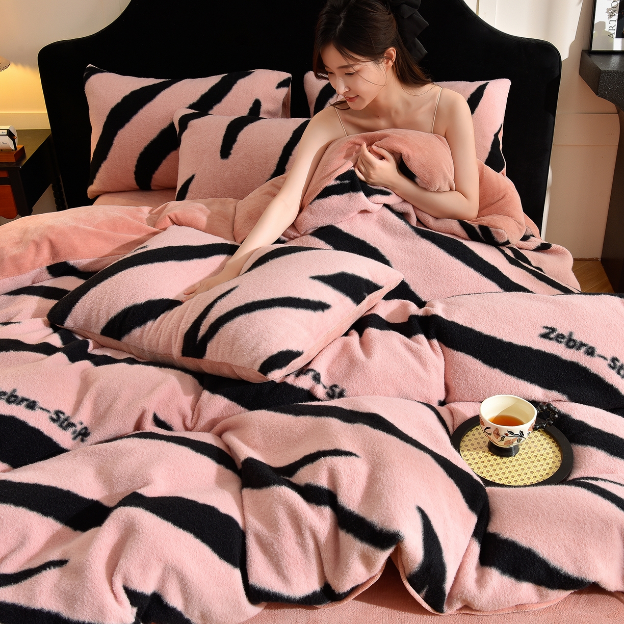 91家纺网 家纺一手货源 找家纺 同田家纺 2025新款A类羊羊绒牛奶绒印花四件套 条纹-粉