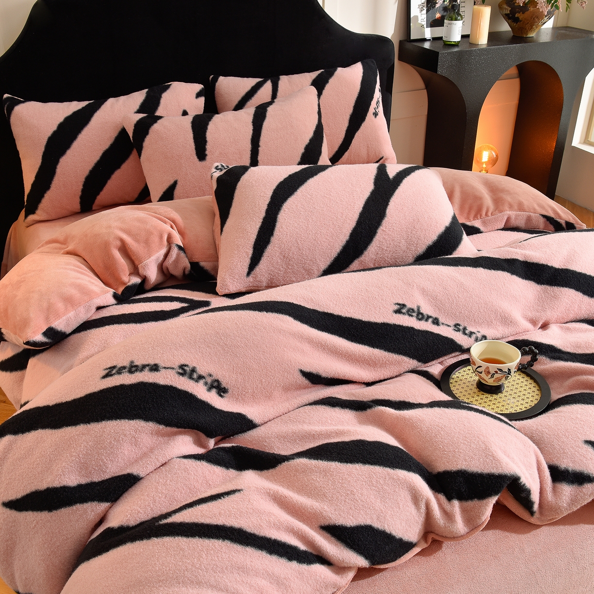 91家纺网 家纺一手货源 找家纺 同田家纺 2025新款A类羊羊绒牛奶绒印花四件套 条纹-粉