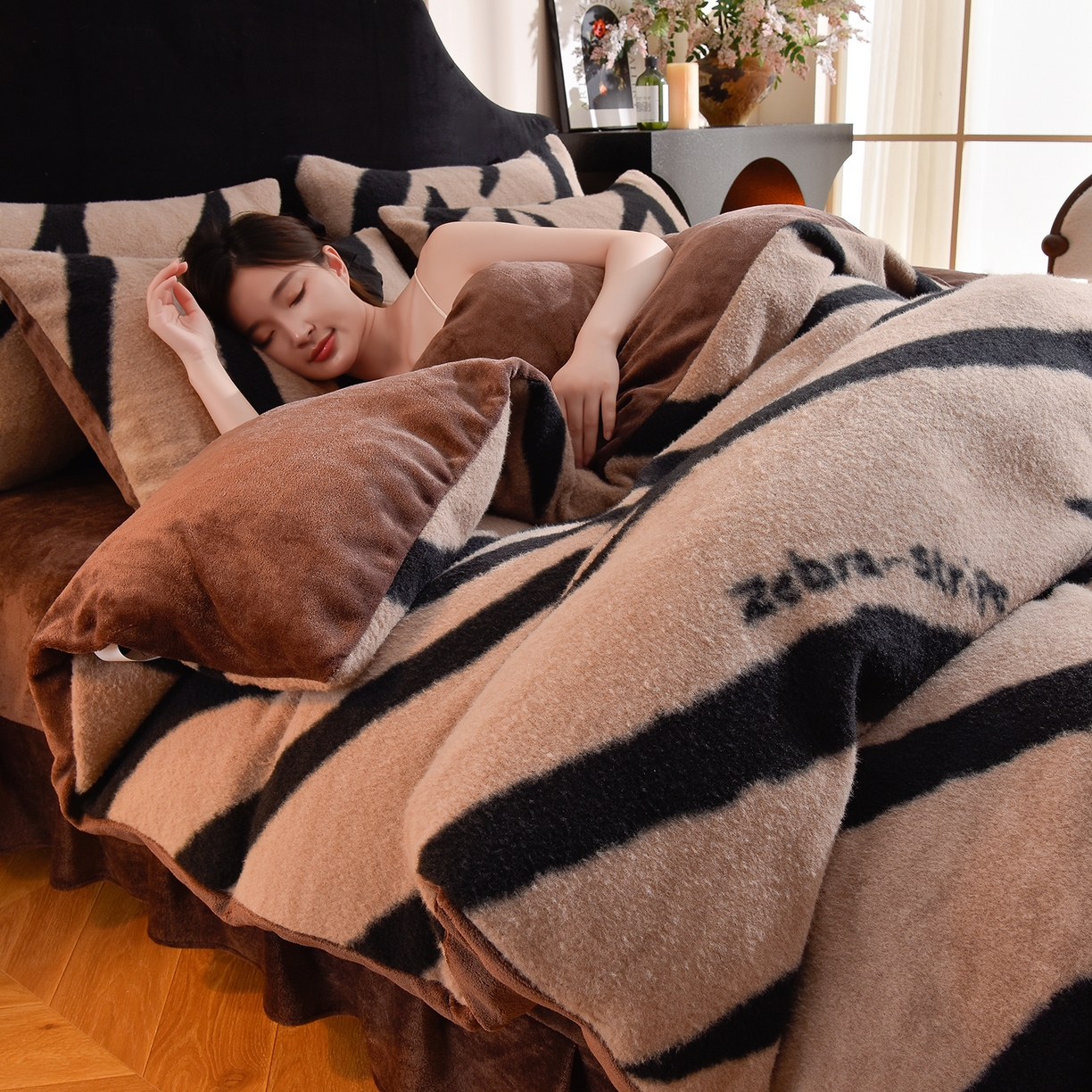 91家纺网 家纺一手货源 找家纺 同田家纺 2025新款A类羊羊绒牛奶绒印花四件套 条纹-咖