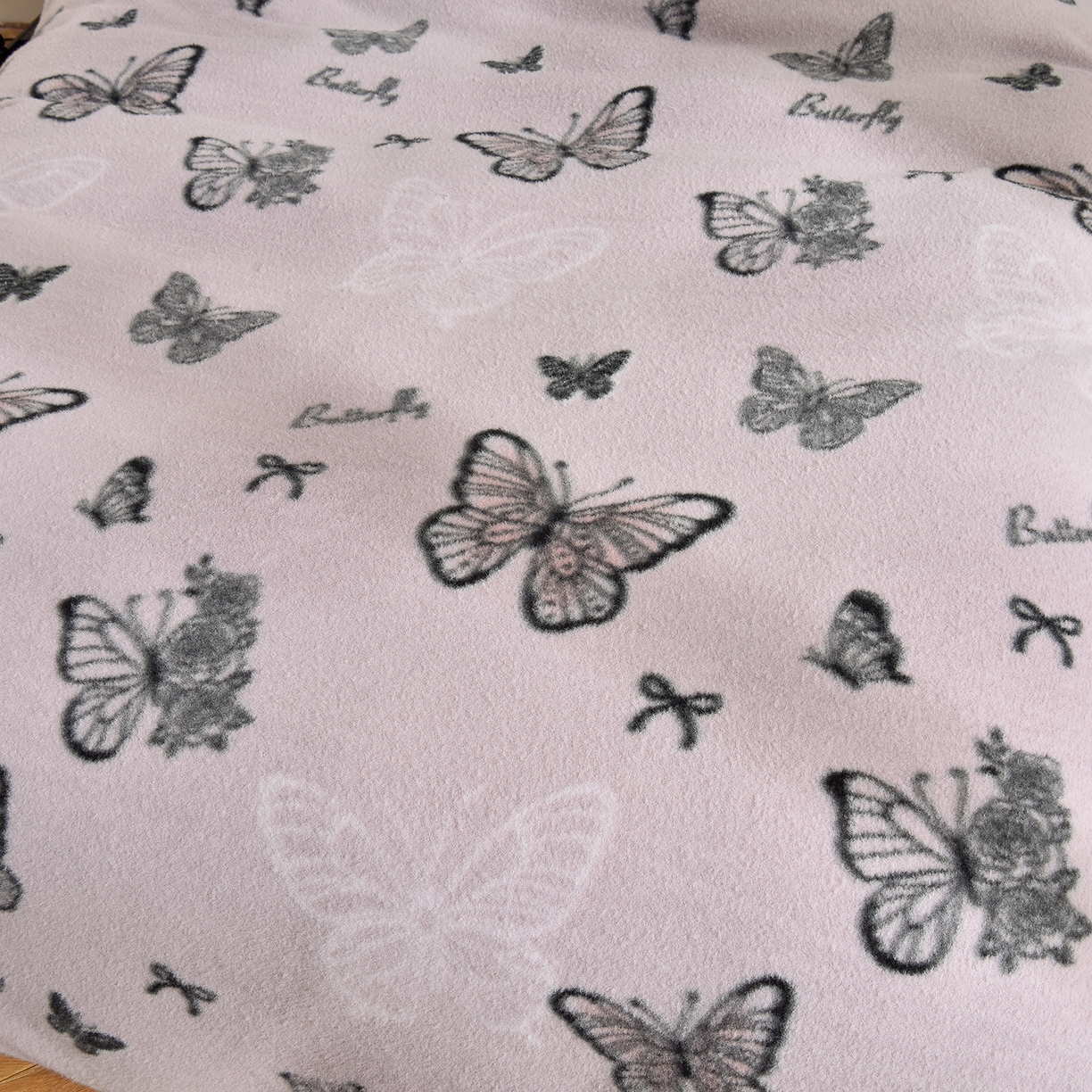 91家纺网 家纺一手货源 找家纺 同田家纺 2025新款A类羊羊绒牛奶绒印花四件套 紫蝶