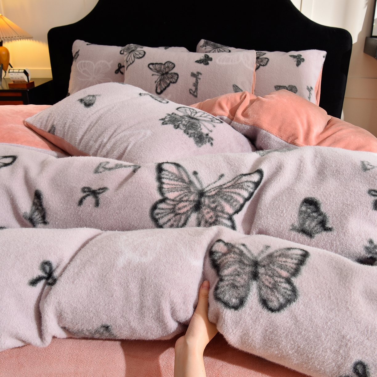 91家纺网 家纺一手货源 找家纺 同田家纺 2025新款A类羊羊绒牛奶绒印花四件套 紫蝶