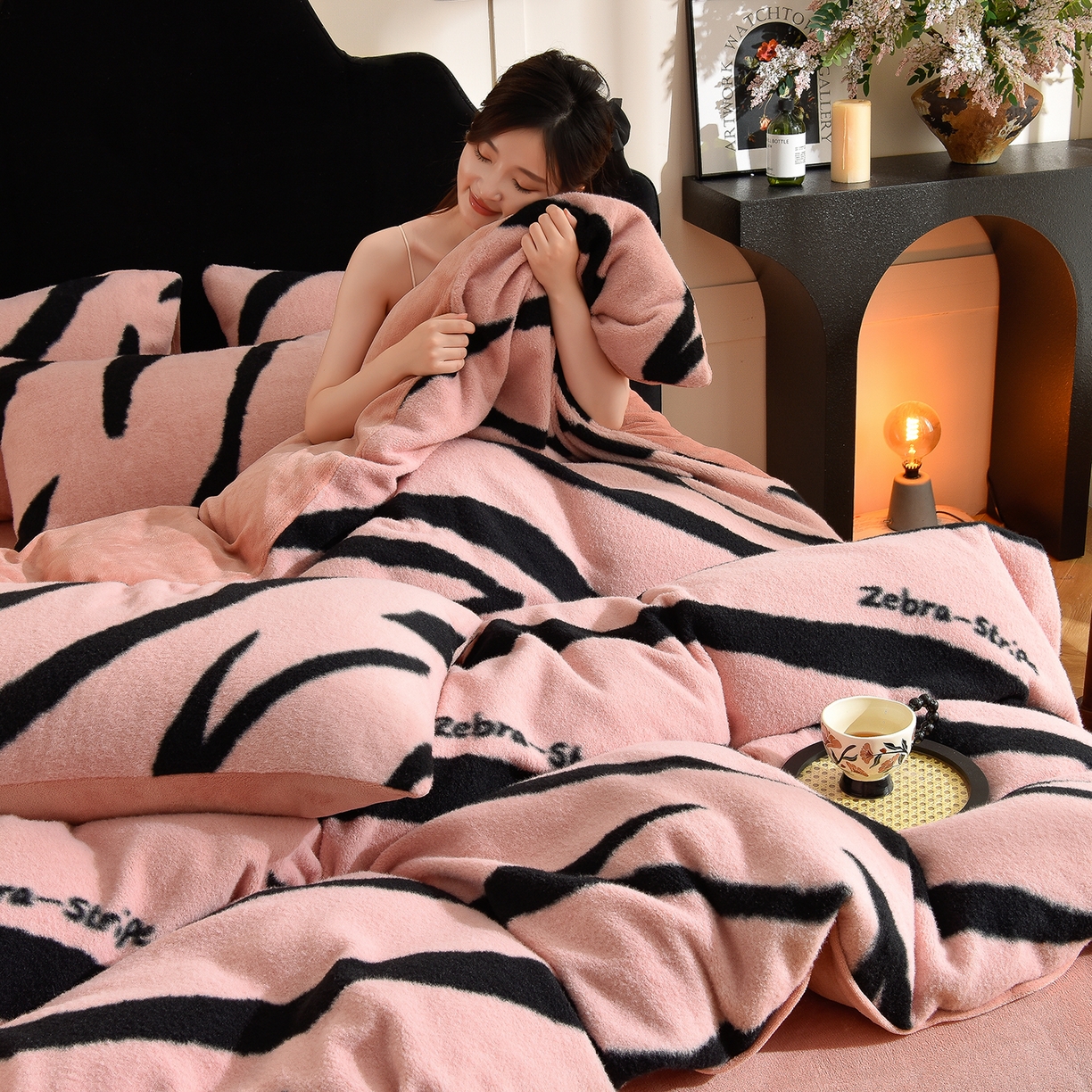 91家纺网 家纺一手货源 找家纺 同田家纺 2025新款A类羊羊绒牛奶绒印花四件套 条纹-粉