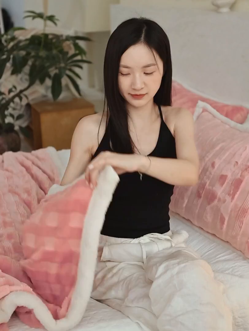 91家纺网 家纺一手货源 找家纺 宜派家纺 2025新款A类云朵绒玉兔绒单毛毯 樱桃红