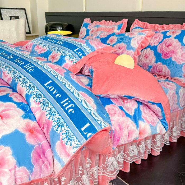 91家纺网 家纺一手货源 找家纺 首选家纺 2025新款直播热款双层蕾丝花边牛奶绒印花床盖四件套床盖单件三件套 蓝色花海