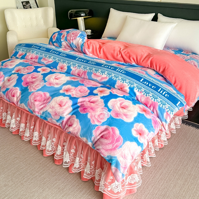 91家纺网 家纺一手货源 找家纺 首选家纺 2025新款直播热款双层蕾丝花边牛奶绒印花床盖四件套床盖单件三件套 蓝色花海