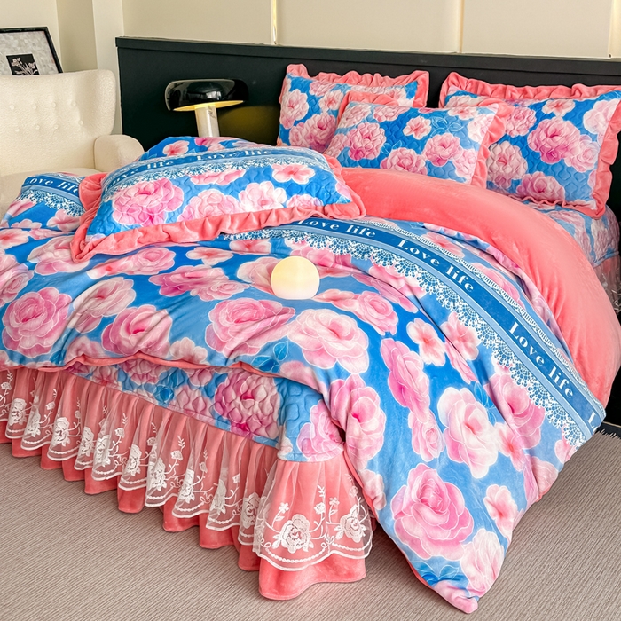 91家纺网 家纺一手货源 找家纺 首选家纺 2025新款直播热款双层蕾丝花边牛奶绒印花床盖四件套床盖单件三件套 蓝色花海