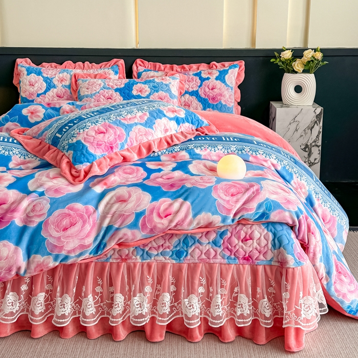 91家纺网 家纺一手货源 找家纺 首选家纺 2025新款直播热款双层蕾丝花边牛奶绒印花床盖四件套床盖单件三件套 蓝色花海