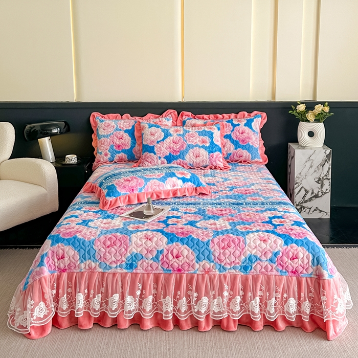 91家纺网 家纺一手货源 找家纺 首选家纺 2025新款直播热款双层蕾丝花边牛奶绒印花床盖四件套床盖单件三件套 蓝色花海