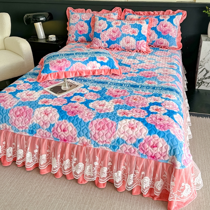 91家纺网 家纺一手货源 找家纺 首选家纺 2025新款直播热款双层蕾丝花边牛奶绒印花床盖四件套床盖单件三件套 蓝色花海