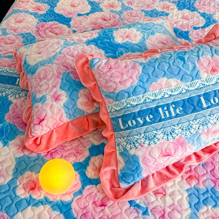 91家纺网 家纺一手货源 找家纺 首选家纺 2025新款直播热款双层蕾丝花边牛奶绒印花床盖四件套床盖单件三件套 蓝色花海