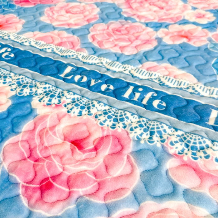 91家纺网 家纺一手货源 找家纺 首选家纺 2025新款直播热款双层蕾丝花边牛奶绒印花床盖四件套床盖单件三件套 蓝色花海