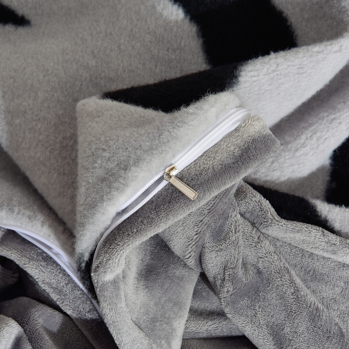 91家纺网 家纺一手货源 找家纺 同田家纺 2025新款A类羊羊绒牛奶绒印花四件套 条纹-灰