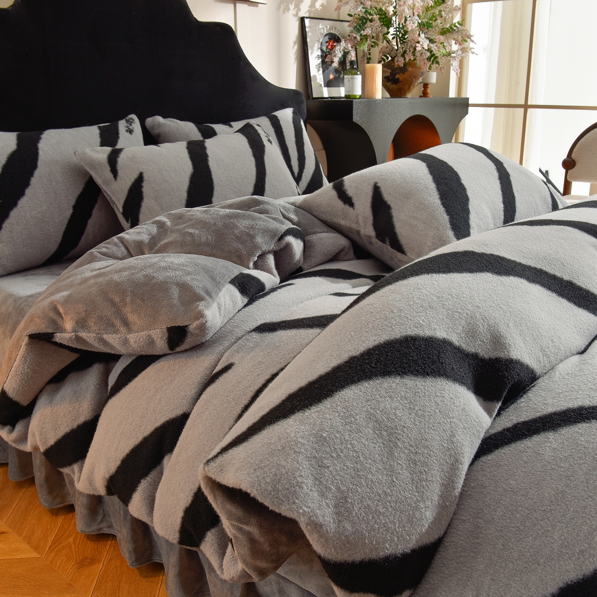 91家纺网 家纺一手货源 找家纺 同田家纺 2025新款A类羊羊绒牛奶绒印花四件套 条纹-灰