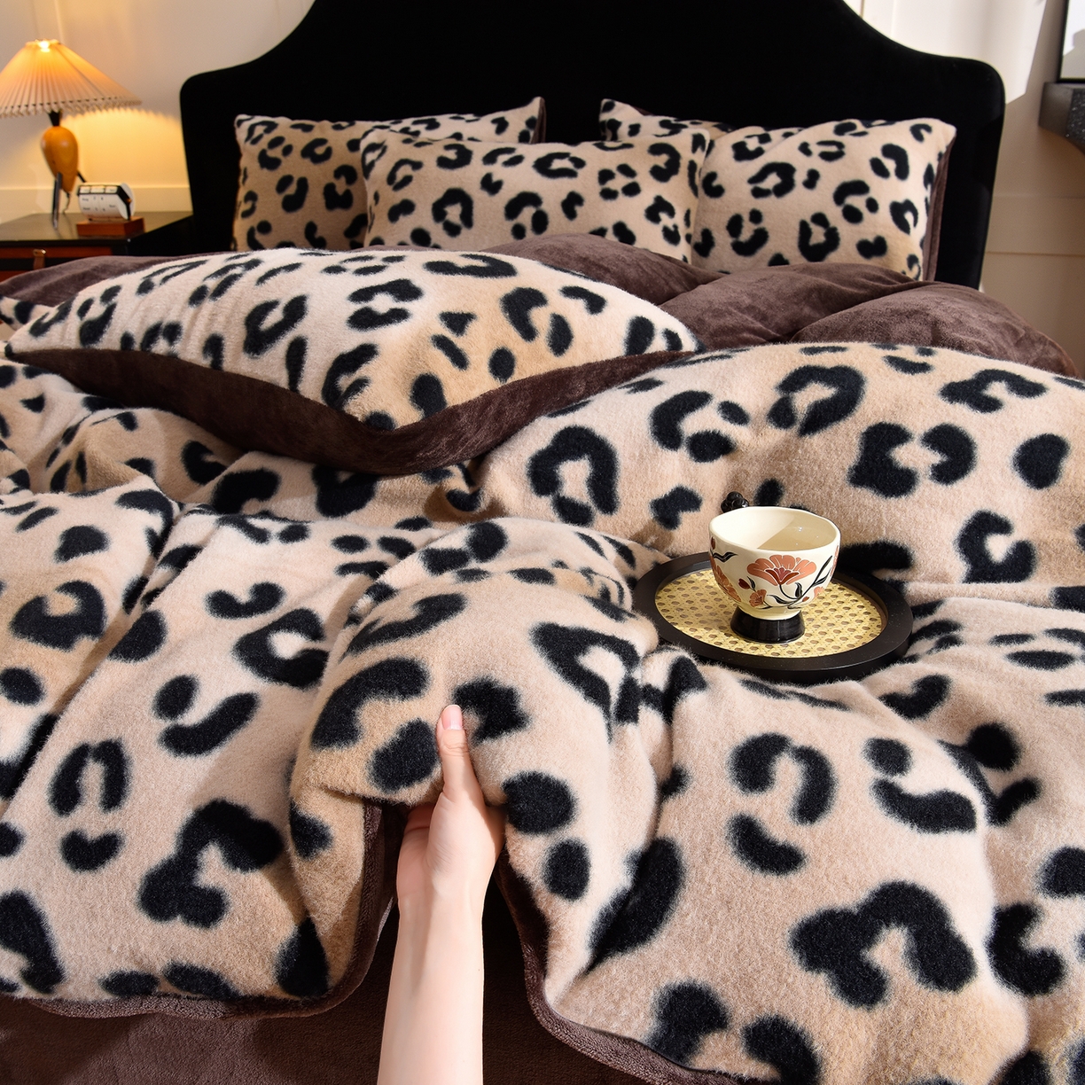 91家纺网 家纺一手货源 找家纺 同田家纺 2025新款A类羊羊绒牛奶绒印花四件套 豹纹-咖