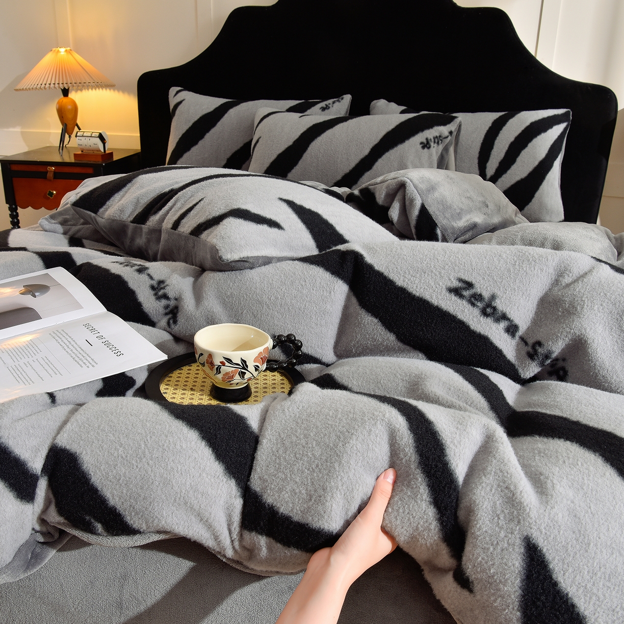 91家纺网 家纺一手货源 找家纺 同田家纺 2025新款A类羊羊绒牛奶绒印花四件套 条纹-灰