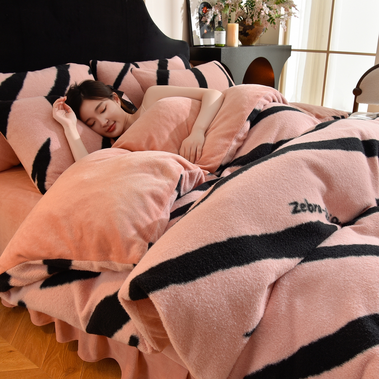 91家纺网 家纺一手货源 找家纺 同田家纺 2025新款A类羊羊绒牛奶绒印花四件套 条纹-粉