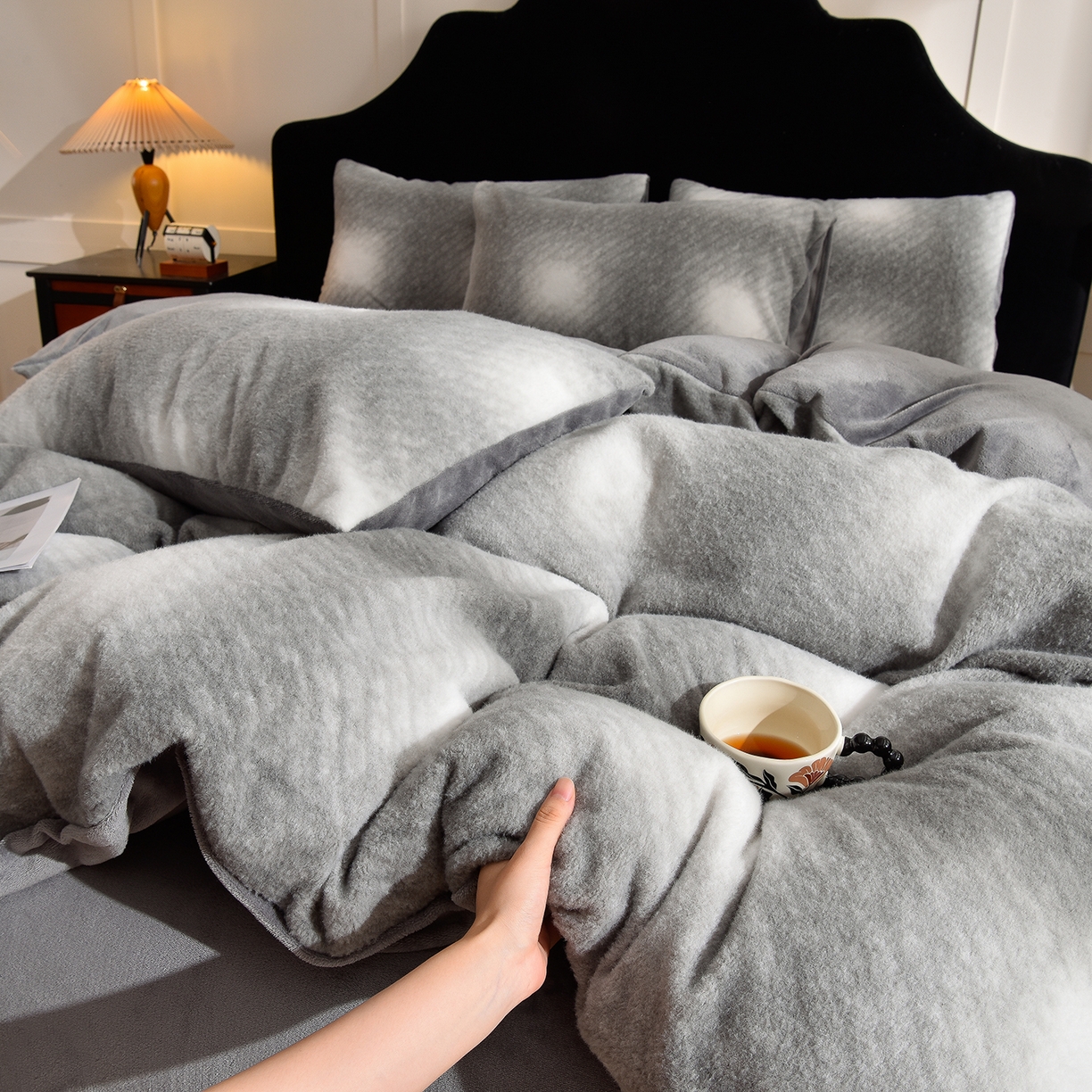 91家纺网 家纺一手货源 找家纺 同田家纺 2025新款A类羊羊绒牛奶绒印花四件套 灰格