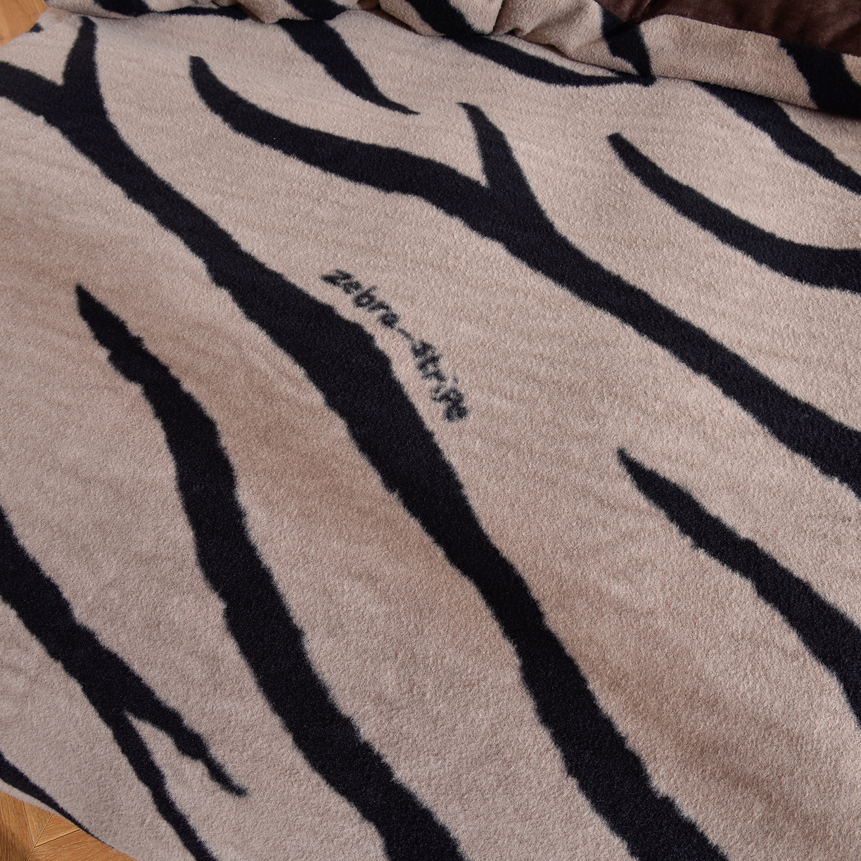 91家纺网 家纺一手货源 找家纺 同田家纺 2025新款A类羊羊绒牛奶绒印花四件套 条纹-咖