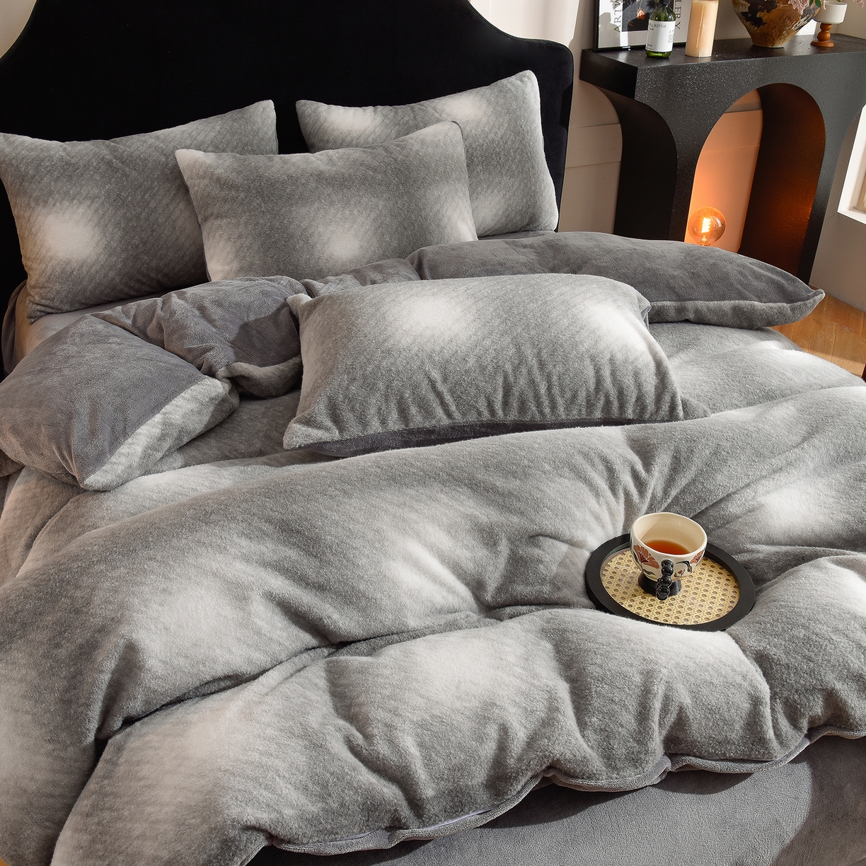 91家纺网 家纺一手货源 找家纺 同田家纺 2025新款A类羊羊绒牛奶绒印花四件套 灰格