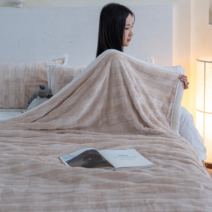 91家纺网 家纺一手货源 找家纺 宜派家纺 2025新款A类云朵绒玉兔绒单毛毯 卡其棕