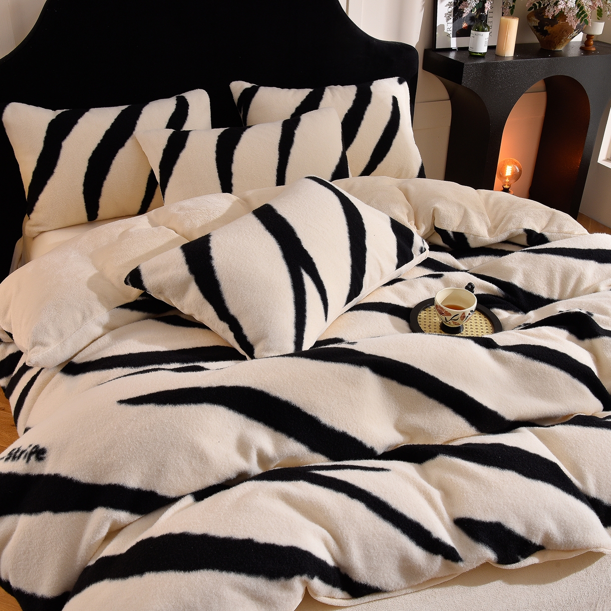 91家纺网 家纺一手货源 找家纺 同田家纺 2025新款A类羊羊绒牛奶绒印花四件套 条纹-白