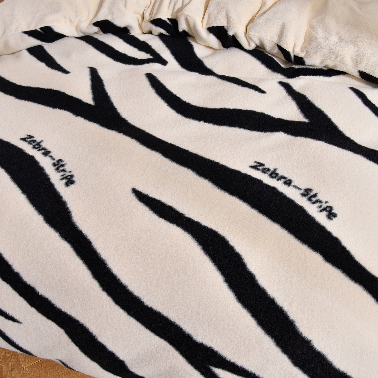 91家纺网 家纺一手货源 找家纺 同田家纺 2025新款A类羊羊绒牛奶绒印花四件套 条纹-白