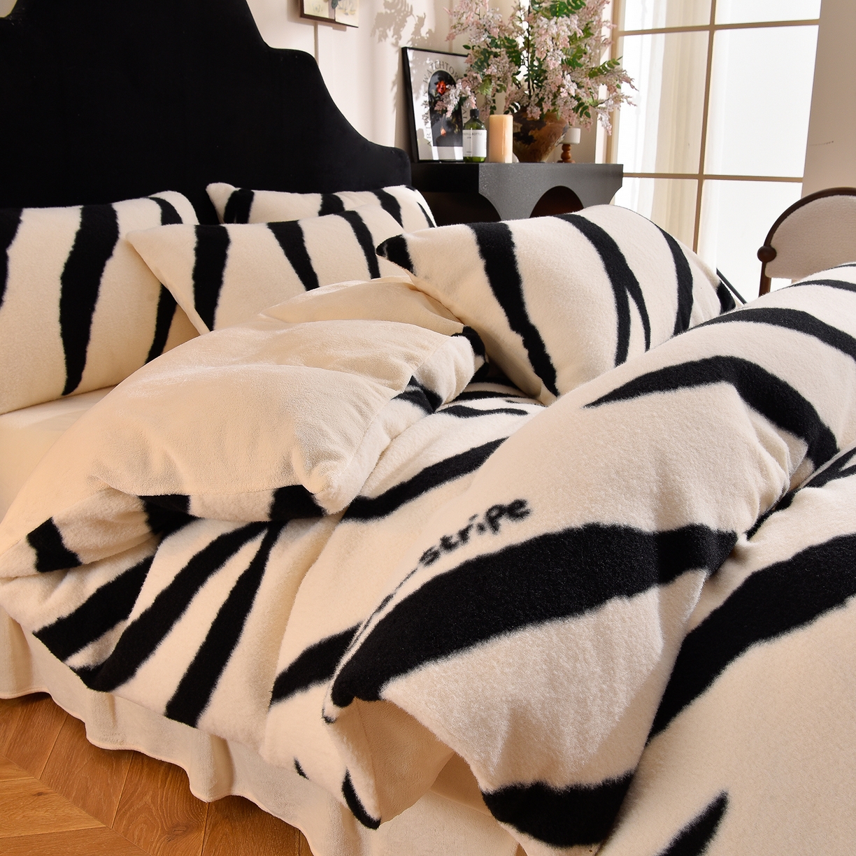 91家纺网 家纺一手货源 找家纺 同田家纺 2025新款A类羊羊绒牛奶绒印花四件套 条纹-白