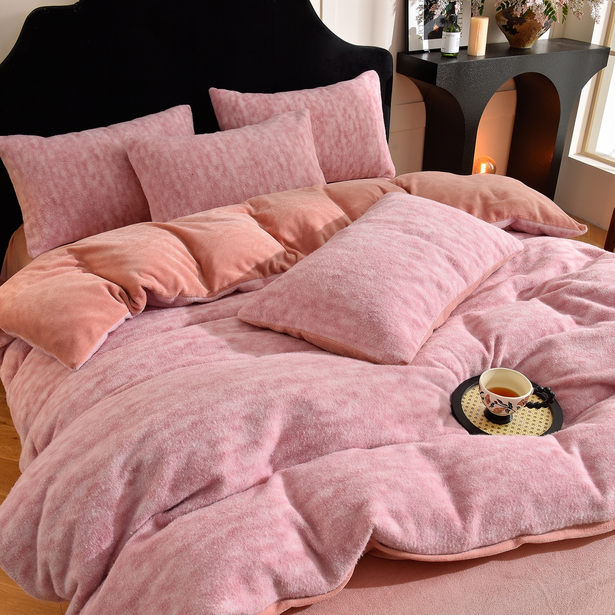 91家纺网 家纺一手货源 找家纺 同田家纺 2025新款A类羊羊绒牛奶绒印花四件套 伊莉莎-粉