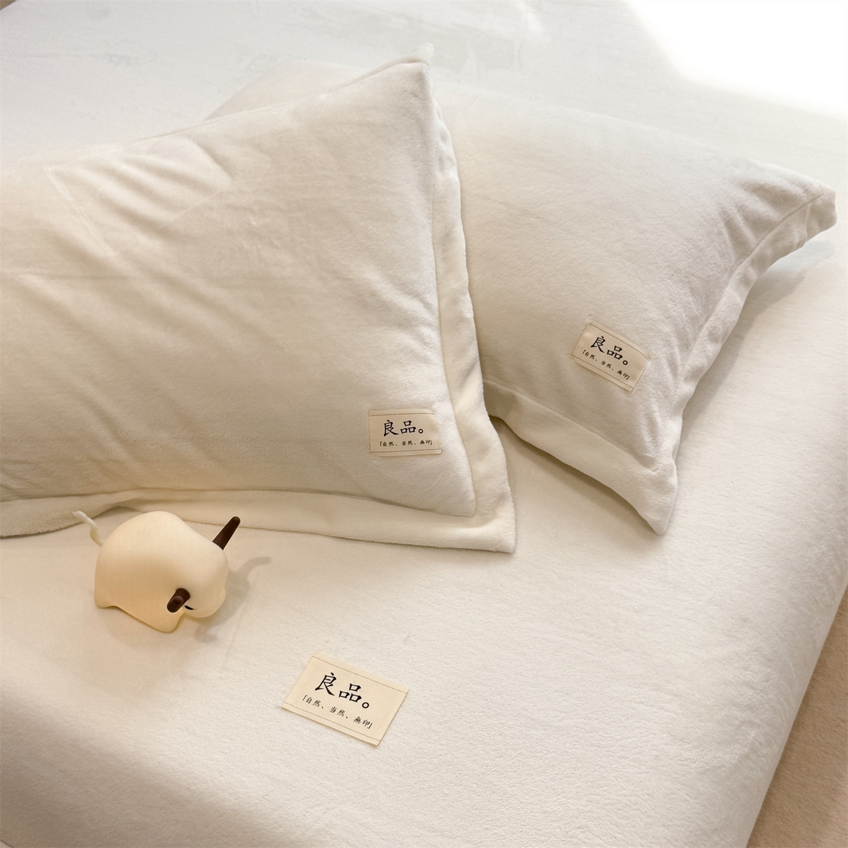 91家纺网 家纺一手货源 找家纺 857家居 2025新款高克重牛奶绒床单床笠系列 良品-雪白