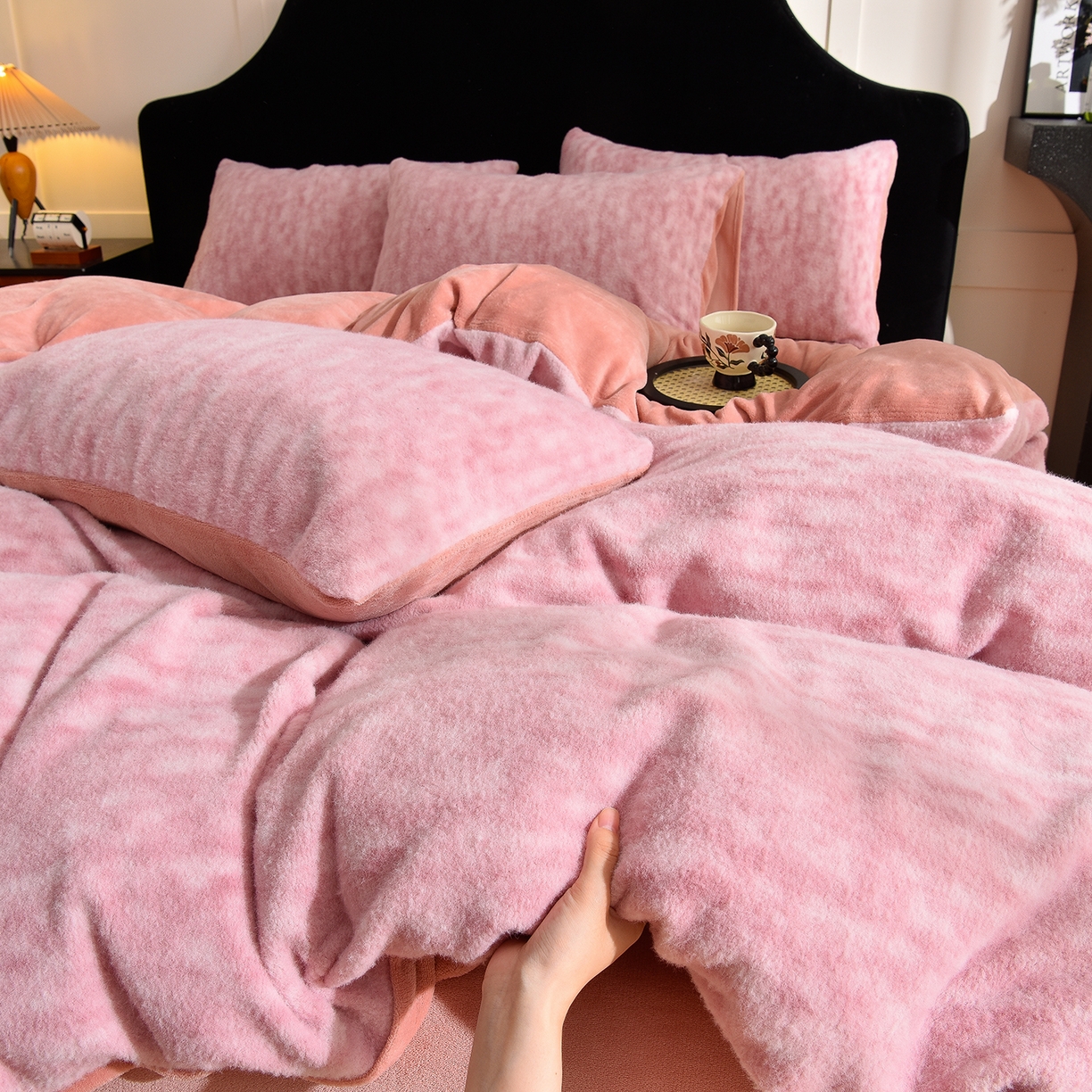 91家纺网 家纺一手货源 找家纺 同田家纺 2025新款A类羊羊绒牛奶绒印花四件套 伊莉莎-粉