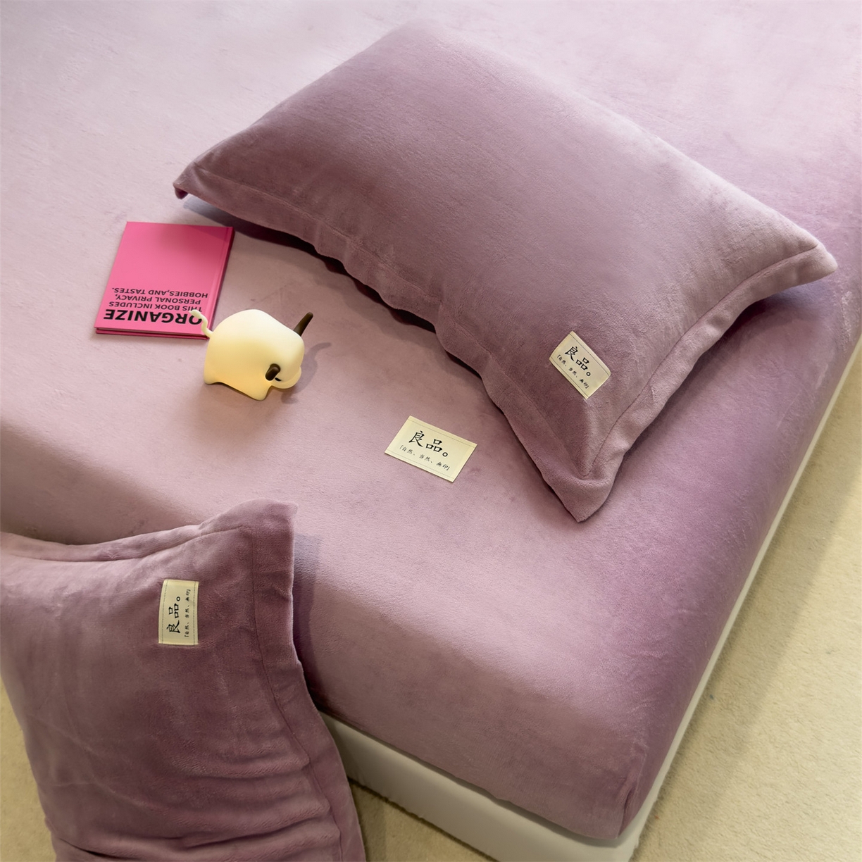 91家纺网 家纺一手货源 找家纺 857家居 2025新款高克重牛奶绒床单床笠系列 良品-薰衣草紫