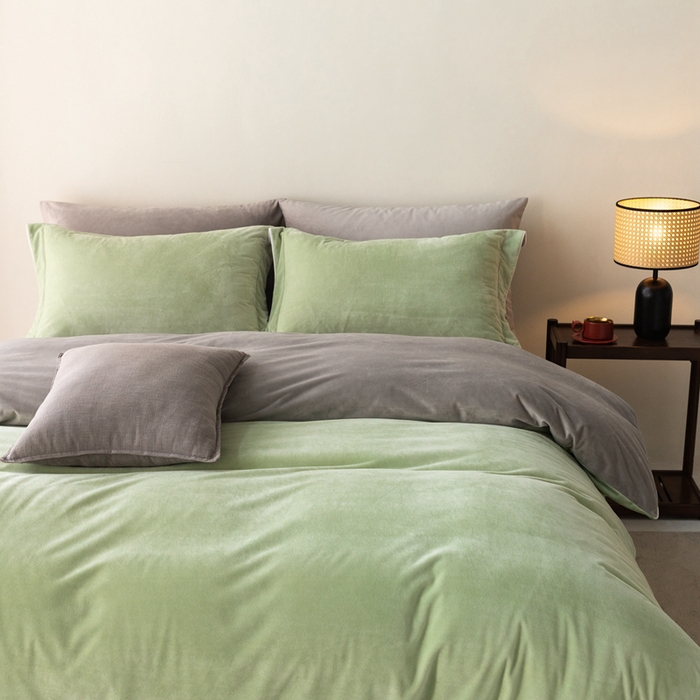 91家纺网 家纺一手货源 找家纺 ONE TWO ONE 121 新品【婴儿绒四件套】2025毛毯被子四件套单件被套单件枕套珊瑚绒牛奶绒冬被法兰绒兔毛绒The one 芽绿-浅灰