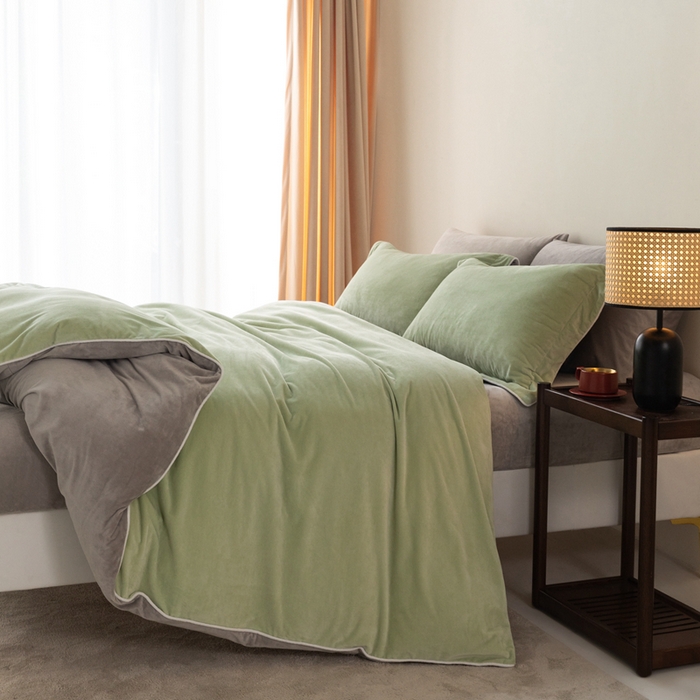 91家纺网 家纺一手货源 找家纺 ONE TWO ONE 121 新品【婴儿绒四件套】2025毛毯被子四件套单件被套单件枕套珊瑚绒牛奶绒冬被法兰绒兔毛绒The one 芽绿-浅灰