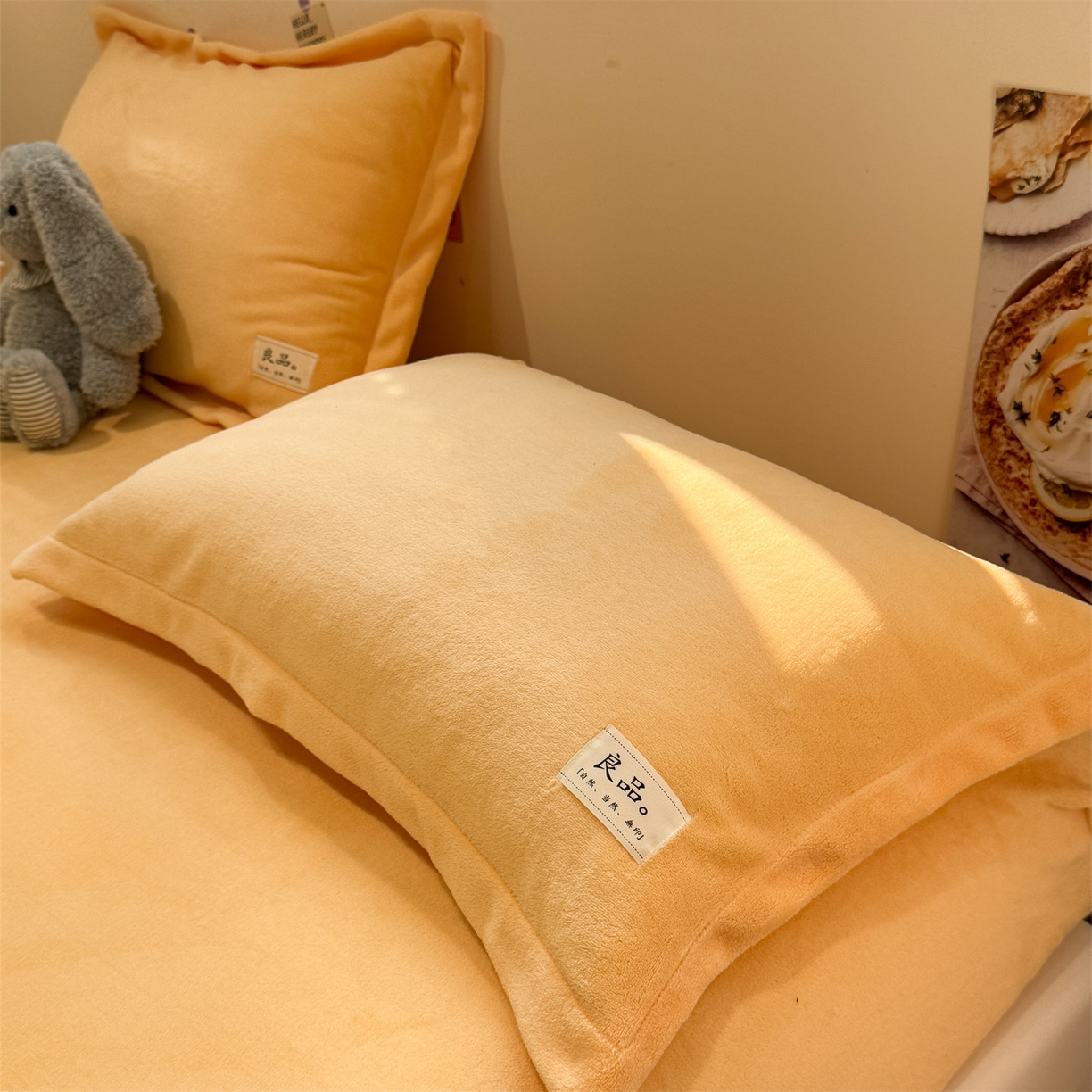 91家纺网 家纺一手货源 找家纺 857家居 2025新款高克重牛奶绒床单床笠系列 良品-亚麻黄