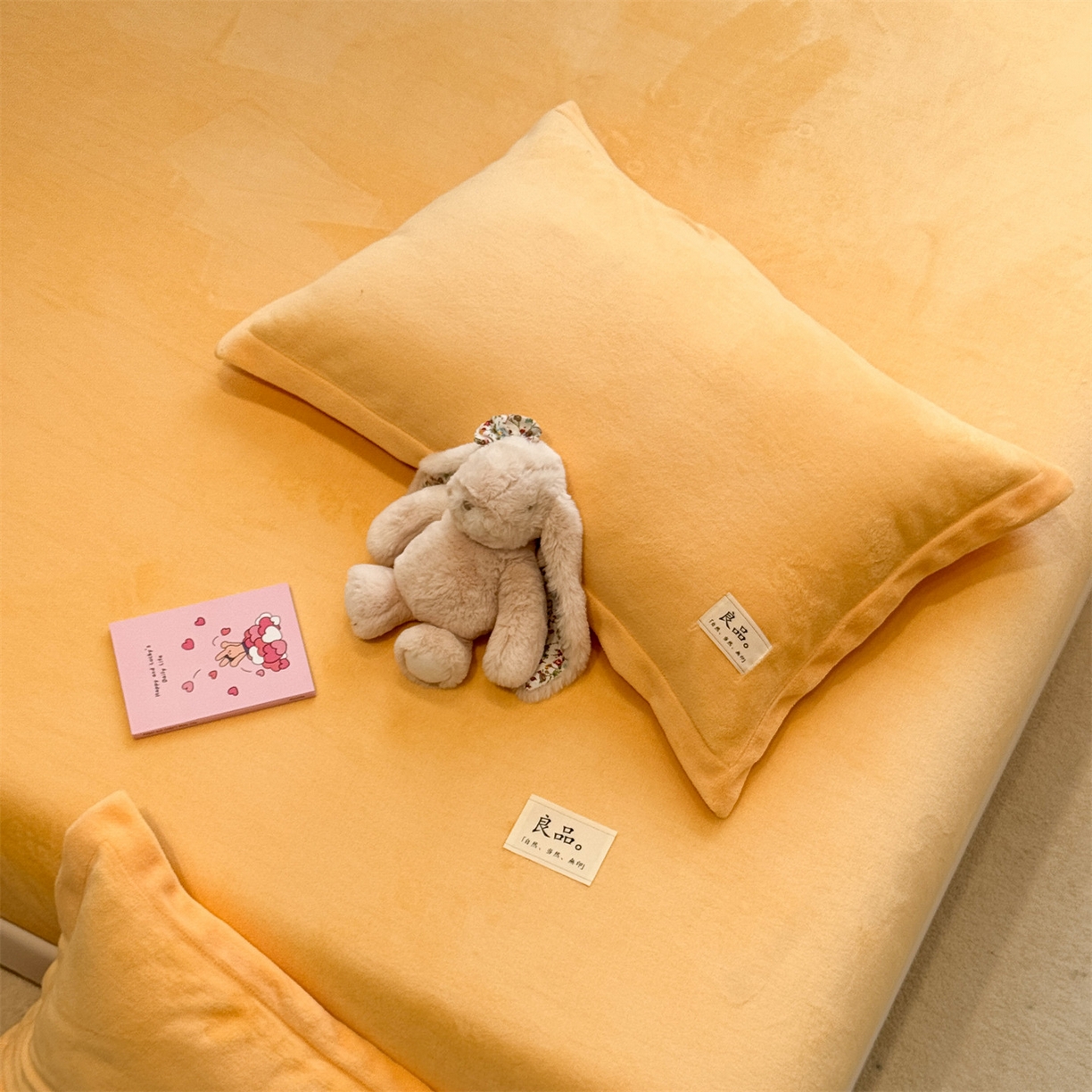 91家纺网 家纺一手货源 找家纺 857家居 2025新款高克重牛奶绒床单床笠系列 良品-亚麻黄