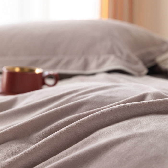 91家纺网 家纺一手货源 找家纺 ONE TWO ONE 121 新品【婴儿绒四件套】2025毛毯被子四件套单件被套单件枕套珊瑚绒牛奶绒冬被法兰绒兔毛绒The one 芋泥-奶咖