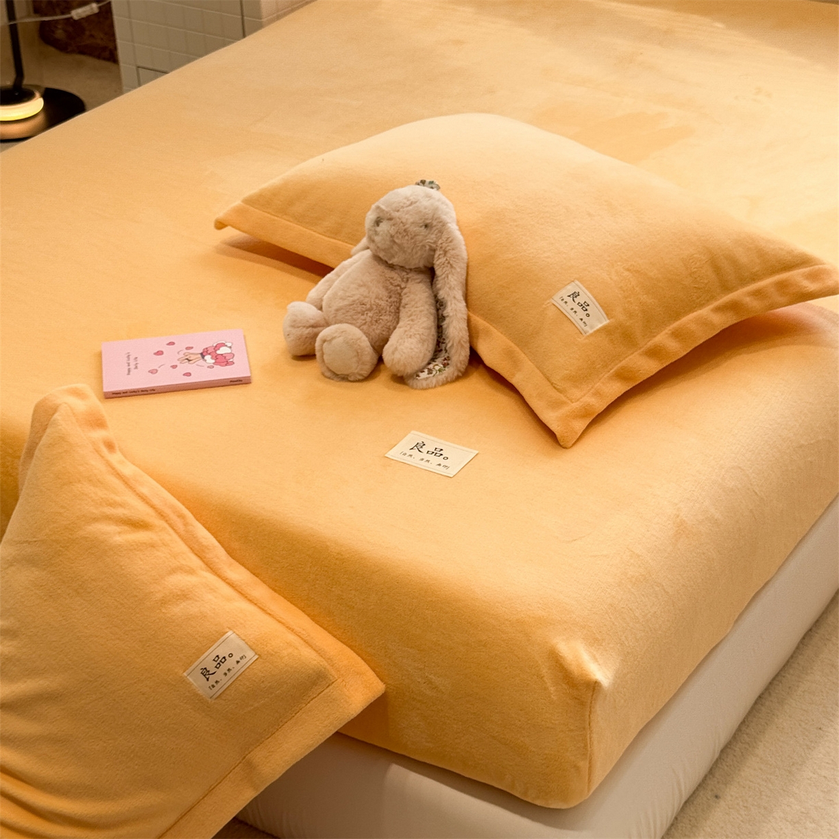 91家纺网 家纺一手货源 找家纺 857家居 2025新款高克重牛奶绒床单床笠系列 良品-亚麻黄