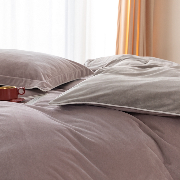 91家纺网 家纺一手货源 找家纺 ONE TWO ONE 121 新品【婴儿绒四件套】2025毛毯被子四件套单件被套单件枕套珊瑚绒牛奶绒冬被法兰绒兔毛绒The one 芋泥-浅灰