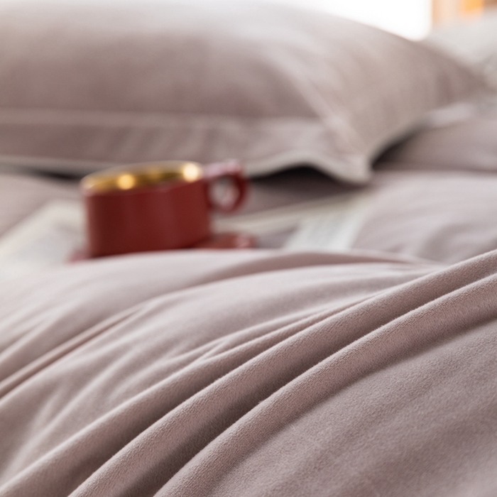 91家纺网 家纺一手货源 找家纺 ONE TWO ONE 121 新品【婴儿绒四件套】2025毛毯被子四件套单件被套单件枕套珊瑚绒牛奶绒冬被法兰绒兔毛绒The one 芋泥-浅灰